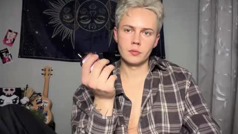 Snapshot of danny_love01 chatting on 10/27/25, 07:29 danny online show from 10/27/25, 07:29