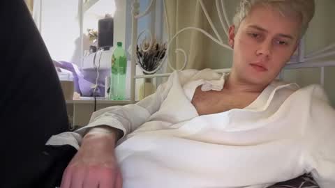 Snapshot of danny_love01 chatting on 10/29/25, 01:02 danny online show from 10/29/25, 01:02