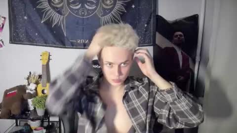 Snapshot of danny_love01 chatting on 11/12/25, 04:07 danny online show from 11/12/25, 04:07