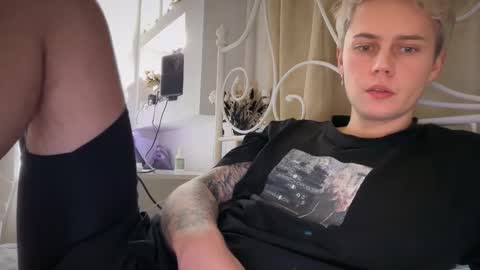 Snapshot of danny_love01 chatting on 11/16/25, 01:28 danny online show from 11/16/25, 01:28