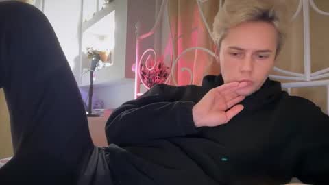 Snapshot of danny_love01 chatting on 12/04/25, 01:20 danny online show from 12/04/25, 01:20