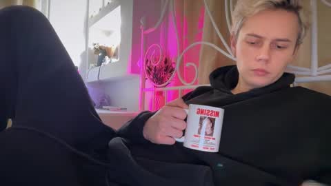 Snapshot of danny_love01 chatting on 12/05/25, 01:20 danny online show from 12/05/25, 01:20