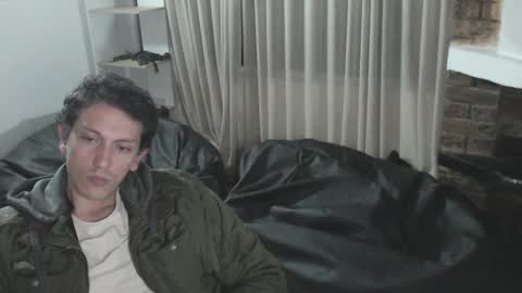 Snapshot of danruiz33 chatting on 12/17/24, 02:01 Dan online show from 12/17/24, 02:01