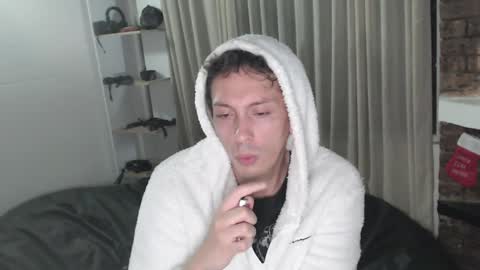 Snapshot of danruiz33 chatting on 12/22/24, 11:41 Dan online show from 12/22/24, 11:41