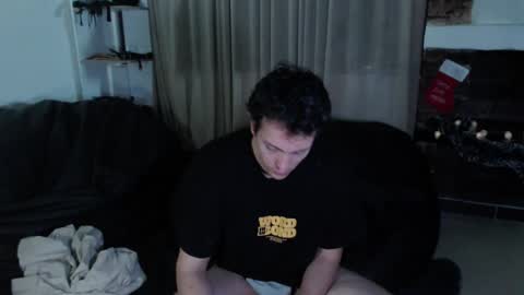 Snapshot of danruiz33 chatting on 01/04/25, 03:50 Dan online show from 01/04/25, 03:50
