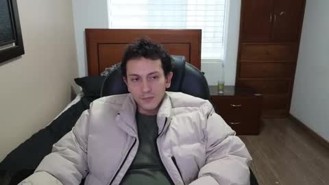 Snapshot of danruiz33 chatting on 02/13/25, 08:34 Dan online show from 02/13/25, 08:34