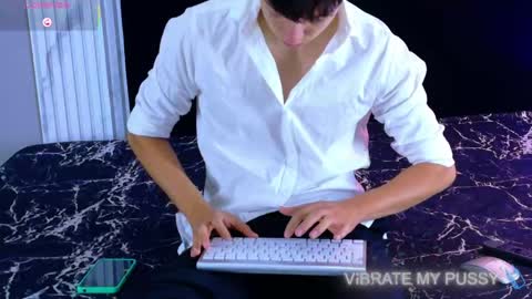 Snapshot of danteandviolete_cr chatting on 05/02/26, 11:37 DANTEVIOLETE online show from 05/02/26, 11:37