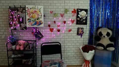 Snapshot of darina_m_ chatting on 02/19/25, 12:00 Darina online show from 02/19/25, 12:00
