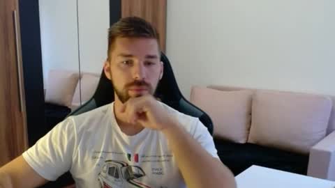 darius_94 online show from 10/22/25, 05:52