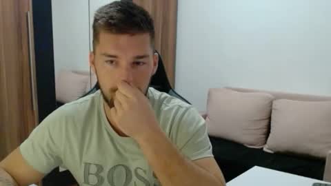 darius_94 online show from 11/25/25, 05:40