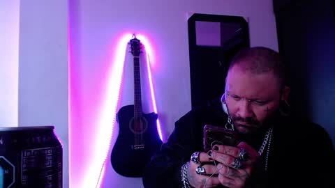 Snapshot of darkclothes chatting on 02/13/25, 12:00 darkclothes online show from 02/13/25, 12:00