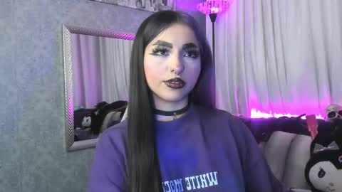 Snapshot of darki_shine_ chatting on 11/22/25, 04:22 cleitlin vinson online show from 11/22/25, 04:22