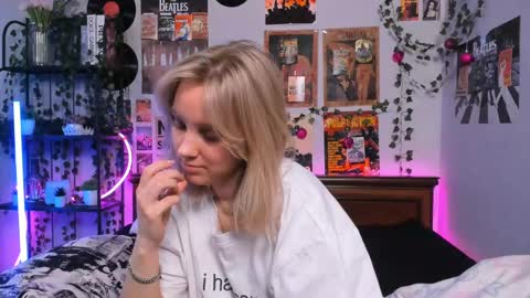 lina online show from 03/04/25, 02:38