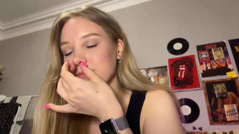 lina online show from 09/11/25, 10:21