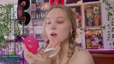 lina online show from 09/29/25, 09:19