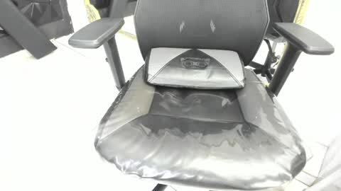 Snapshot of darlingbdsm_ chatting on 05/20/26, 12:33 Darling online show from 05/20/26, 12:33