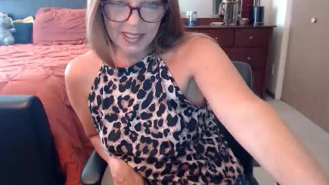 Snapshot of darlingd77 chatting on 07/03/26, 01:50 DarlingD online show from 07/03/26, 01:50