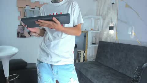 Snapshot of darwin_ggh chatting on 11/23/25, 07:52 darwin_ggh online show from 11/23/25, 07:52