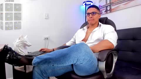 Snapshot of dash_bukoski chatting on 10/25/25, 01:07 Dash online show from 10/25/25, 01:07