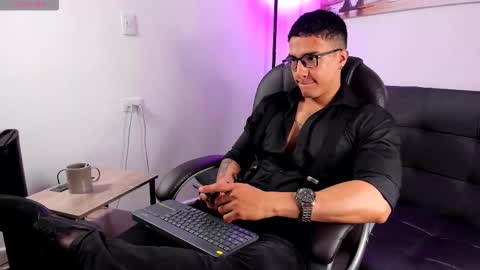 Snapshot of dash_bukoski chatting on 12/21/25, 02:24 Dash online show from 12/21/25, 02:24