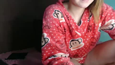 Snapshot of dasne19 chatting on 12/27/24, 01:22 Dafne online show from 12/27/24, 01:22