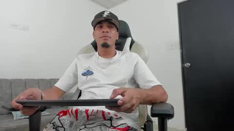 Snapshot of dave_skinnycum420 chatting on 10/01/25, 02:06 dave online show from 10/01/25, 02:06