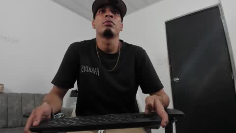 Snapshot of dave_skinnycum420 chatting on 10/07/25, 06:43 dave online show from 10/07/25, 06:43