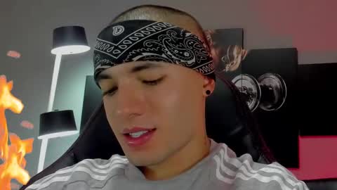 Snapshot of david_jons7 chatting on 01/21/25, 12:46 David Jons online show from 01/21/25, 12:46