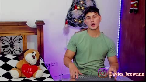 Snapshot of davies_brown chatting on 12/31/24, 08:12 Davies brown schedule 12pm to 5pm col time online show from 12/31/24, 08:12