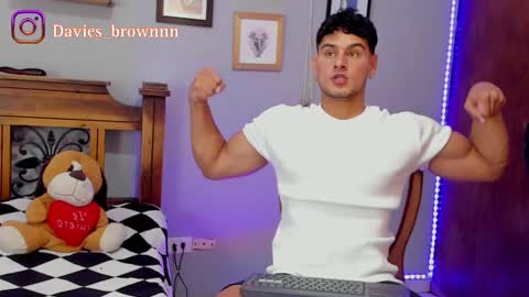 Snapshot of davies_brown chatting on 02/22/25, 09:15 Davies brown schedule 12pm to 5pm col time online show from 02/22/25, 09:15
