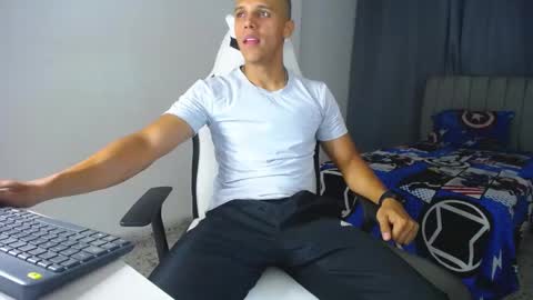 Snapshot of davisito7 chatting on 02/20/25, 04:07 David Angel online show from 02/20/25, 04:07