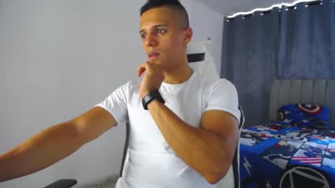 Snapshot of davisito7 chatting on 02/22/25, 07:47 David Angel online show from 02/22/25, 07:47