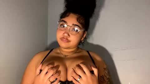 Snapshot of dayqueen1 chatting on 05/17/26, 10:44 dayqueen1 online show from 05/17/26, 10:44