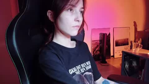 Snapshot of dead_girll chatting on 06/18/26, 04:35 freak online show from 06/18/26, 04:35