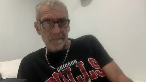 Snapshot of deanofflove221000 chatting on 09/11/25, 11:32 deanofflove221000 online show from 09/11/25, 11:32