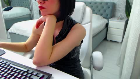 Elly online show from 04/17/26, 08:39