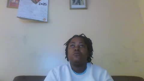 Snapshot of deargirl1 chatting on 11/25/25, 08:14 Essie online show from 11/25/25, 08:14