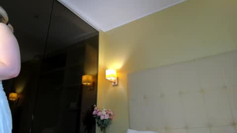 Debbie Mon Tue Fri Sun Sat GMT 3 1000am - 0400pm  online show from 09/19/25, 04:18