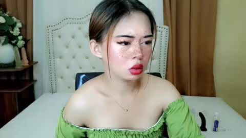 Snapshot of deliciously_sophie chatting on 05/27/26, 03:47 Sophie online show from 05/27/26, 03:47