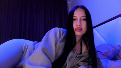 delly_love online show from 10/30/25, 09:04