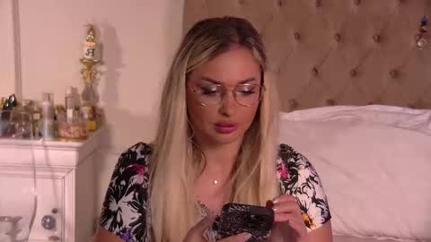 Ela online show from 11/10/25, 09:47