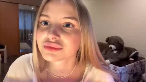 Vi  Victoria online show from 10/26/25, 01:17