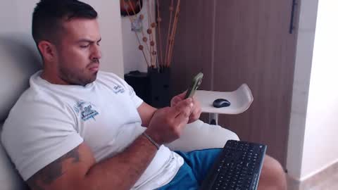 Snapshot of derek_group chatting on 07/19/26, 04:33 Derek online show from 07/19/26, 04:33