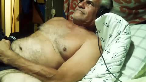 Snapshot of derick1961 chatting on 09/30/25, 04:39 derick1961 online show from 09/30/25, 04:39