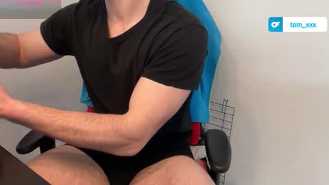 Snapshot of dertom_xxx chatting on 04/26/26, 06:11 Tom online show from 04/26/26, 06:11
