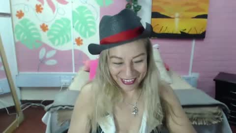 Snapshot of desire_latin chatting on 01/22/25, 04:23 VALERIA online show from 01/22/25, 04:23