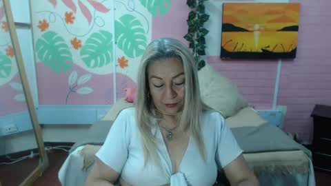 Snapshot of desire_latin chatting on 09/19/25, 05:13 VALERIA online show from 09/19/25, 05:13