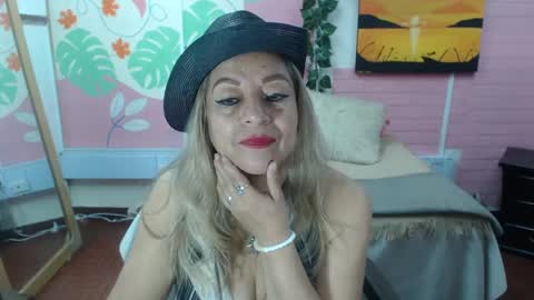 Snapshot of desire_latin chatting on 09/24/25, 03:37 VALERIA online show from 09/24/25, 03:37