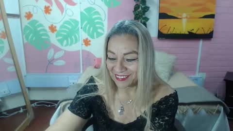 Snapshot of desire_latin chatting on 10/14/25, 03:35 VALERIA online show from 10/14/25, 03:35