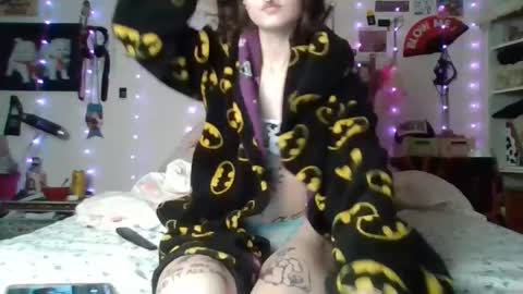 Snapshot of devilg1rl chatting on 01/05/25, 08:22 poutyangel online show from 01/05/25, 08:22